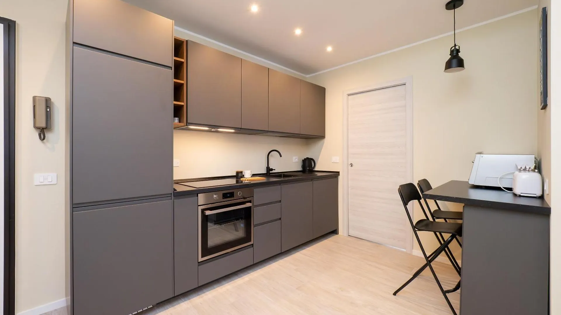 Modern 2Br With Private Balcony, Steps To Metro Apartment Milan Italy
