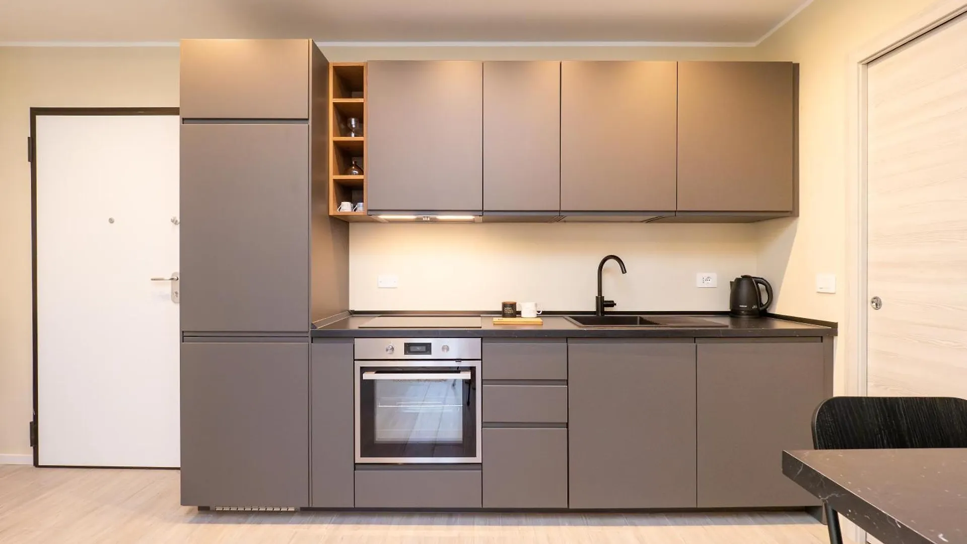 Modern 2Br With Private Balcony, Steps To Metro Apartment Milan Italy