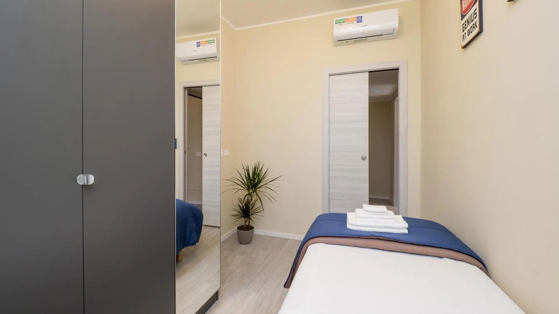 Modern 2Br With Private Balcony, Steps To Metro Apartment Milan Italy